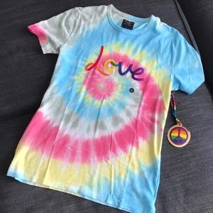 A&F Unisex Love Shirt Size Small NWT